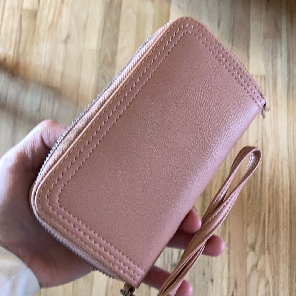 Zippered wallet/wristlet. New, light pink